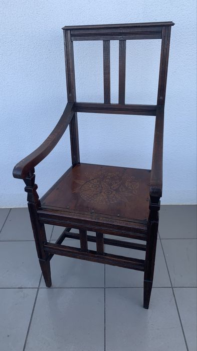 Cadeira antiga com braços