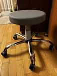 Taboret obrotowy z regulowana wysokoscia