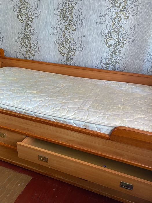 Дуже класне ліжко в гарному стані)телефонуйте роскажу детальніше