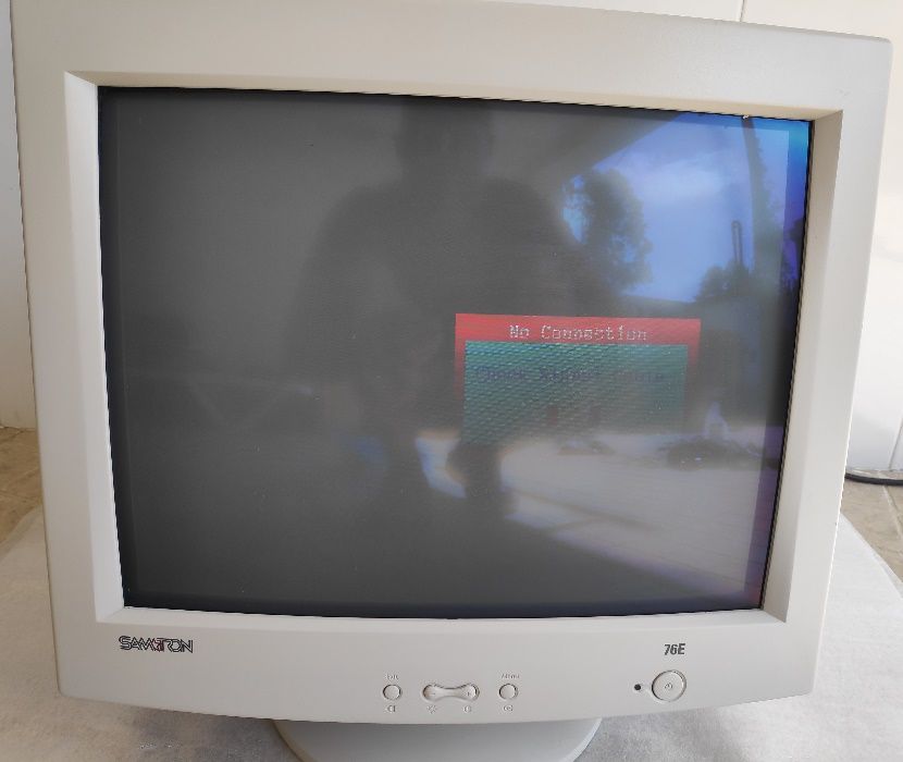 Monitor Samtron 76E. CRT de 17 polegadas