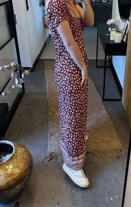 Długa/maxi sukienka; bordowa we wzory; kwiaty; hiszpanka; off shoulder