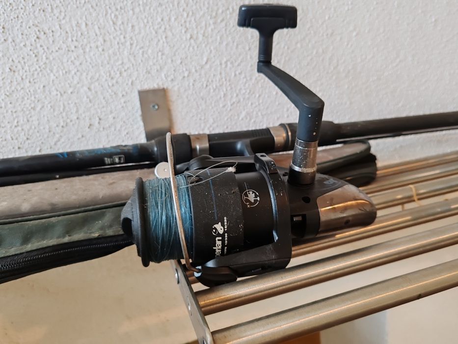 Canas de pesca com assessórios