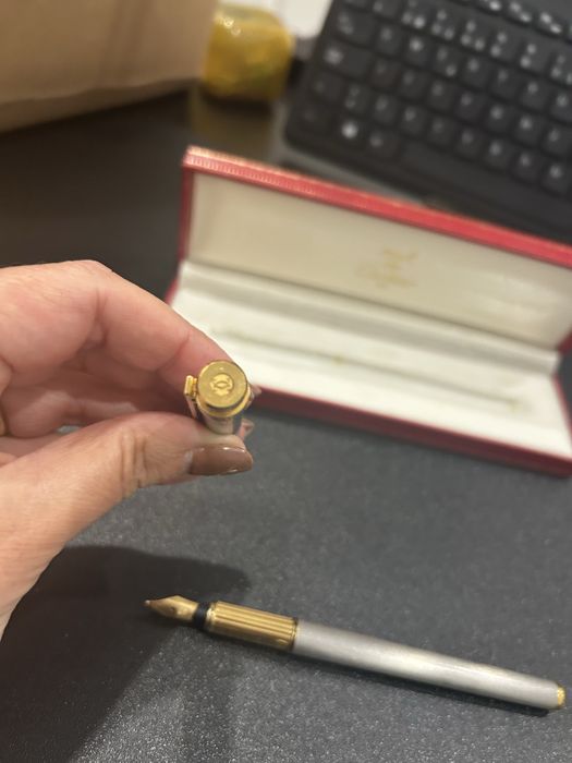 Caneta Cartier prateada e dourada