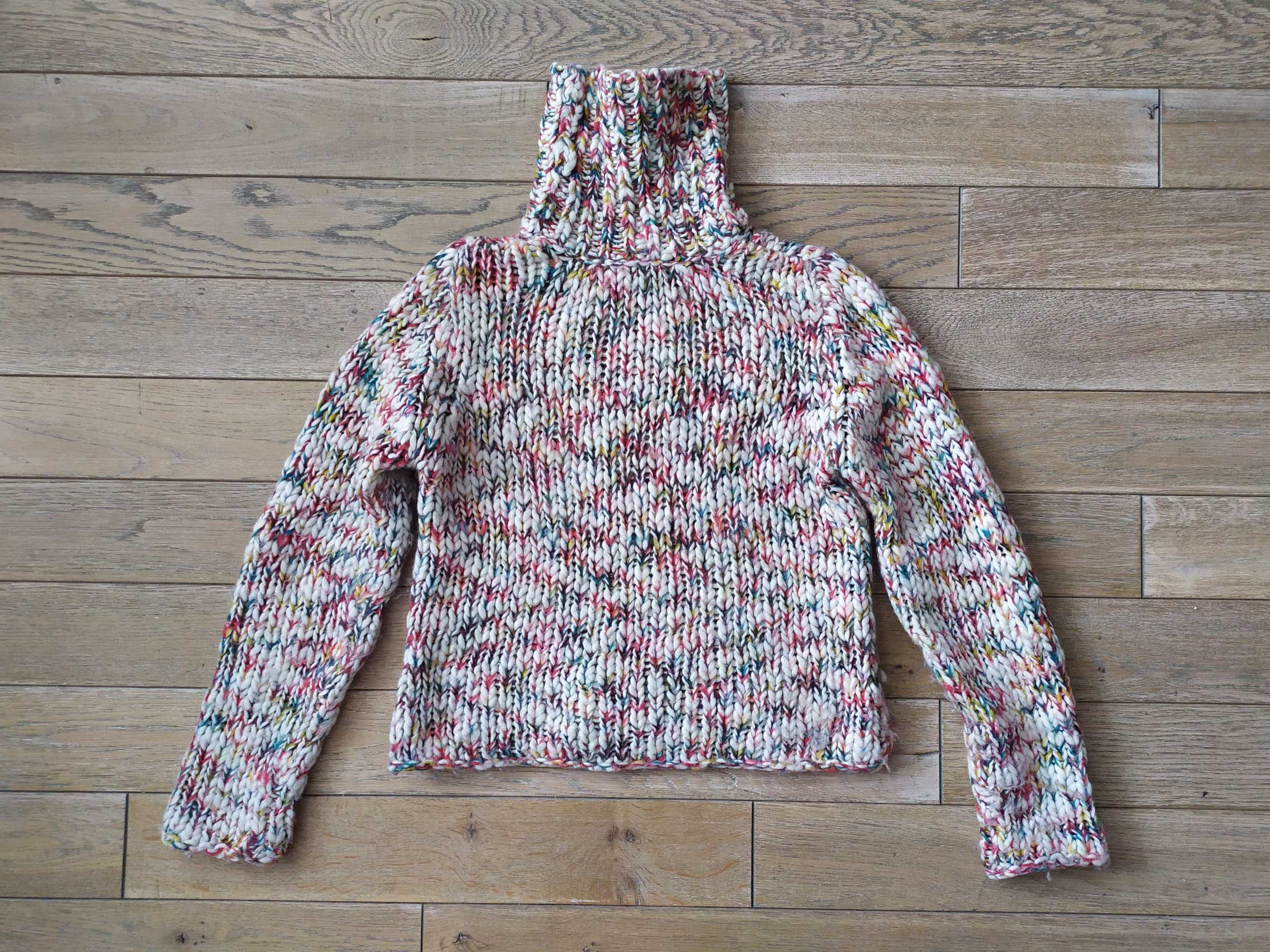 Kolorowy sweter z golfem Piękny kolorowy golf