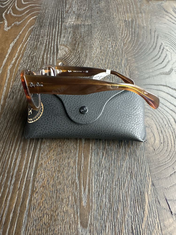 Okulary przeciwsłoneczne marki Ray Ban 4152 col. 820