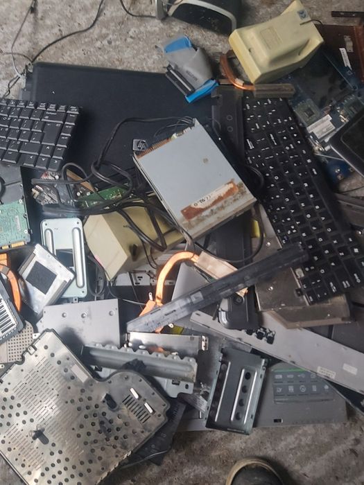 Laptopy,obudowy,płyta główna,głośniki i inne..