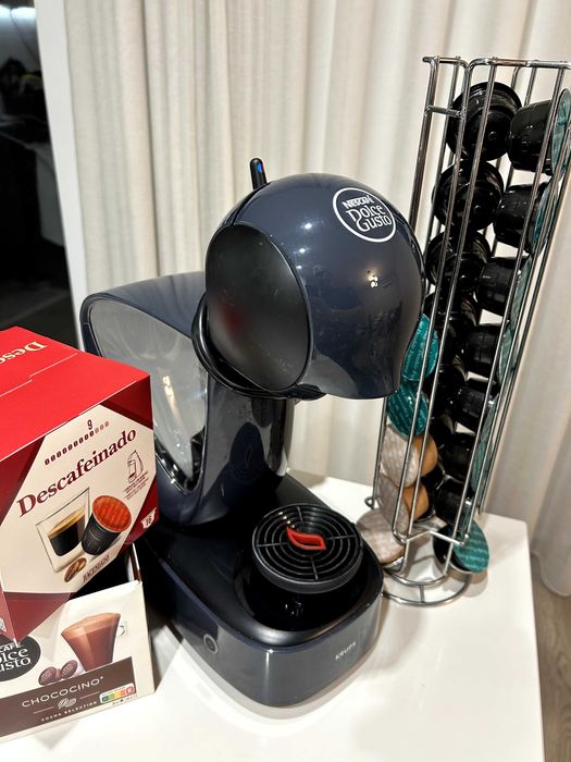 Máquina de café Dolce Gusto + suporte giratório + cápsulas