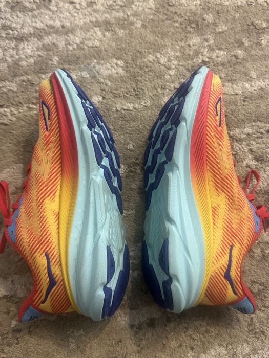 Кросівки бігові nike hoka saucony