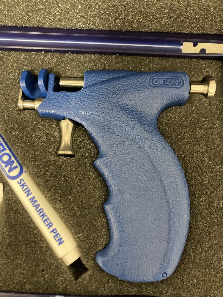 Pistolet do przekluwania uszu Caflon Blu