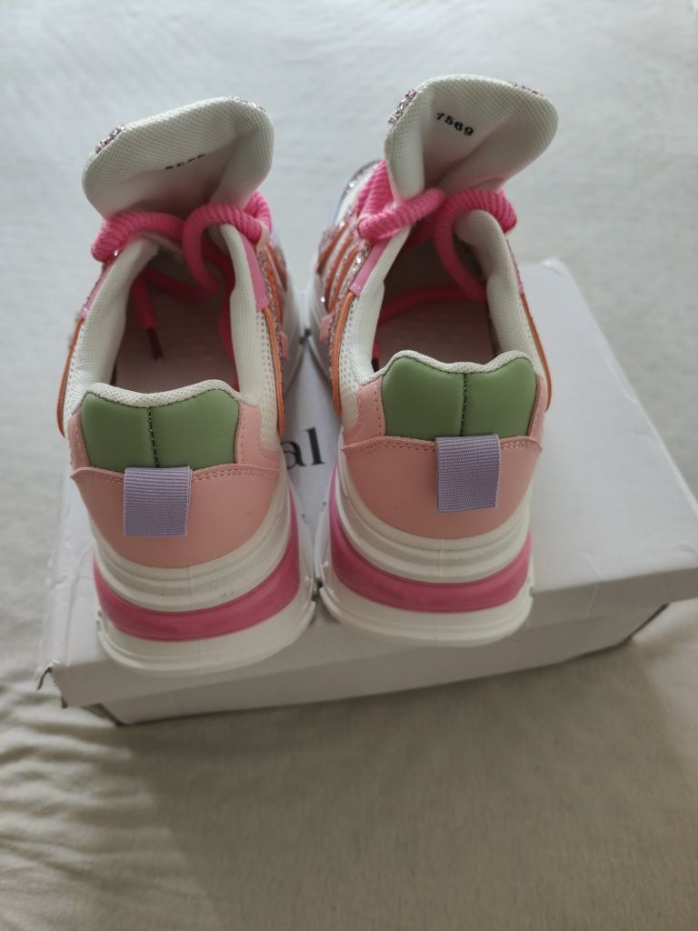 Sneakersy na masywnej podeszwie zdobione brokatem