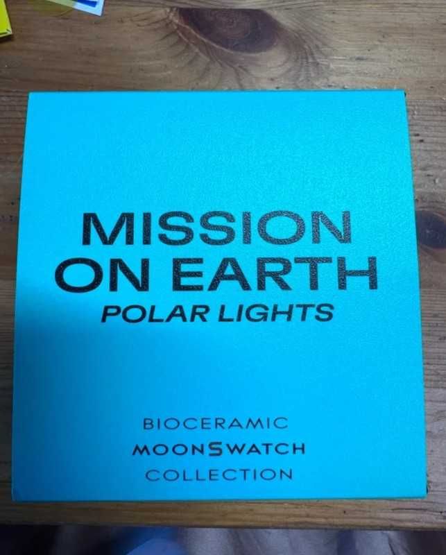 Omega x Swatch SO33L103 Earth - Aurora borealis w designie