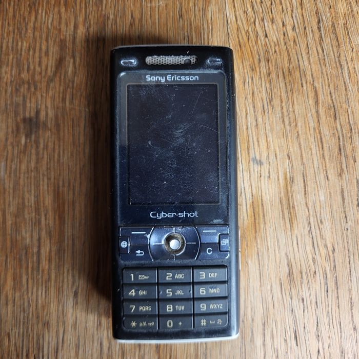 Stara komórka Sony Ericsson ¹⁹³