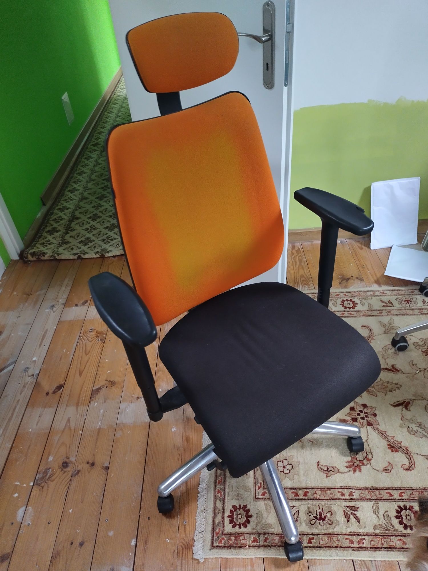 Krzesło biurowe ergonomiczne z zagłówkiem i podłokietnikami