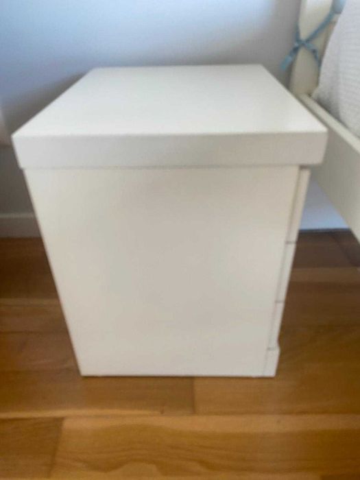 Mesa cabeceira branca