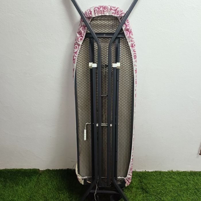 Deska do prasowania,na grubej metalowej konstrukcji.