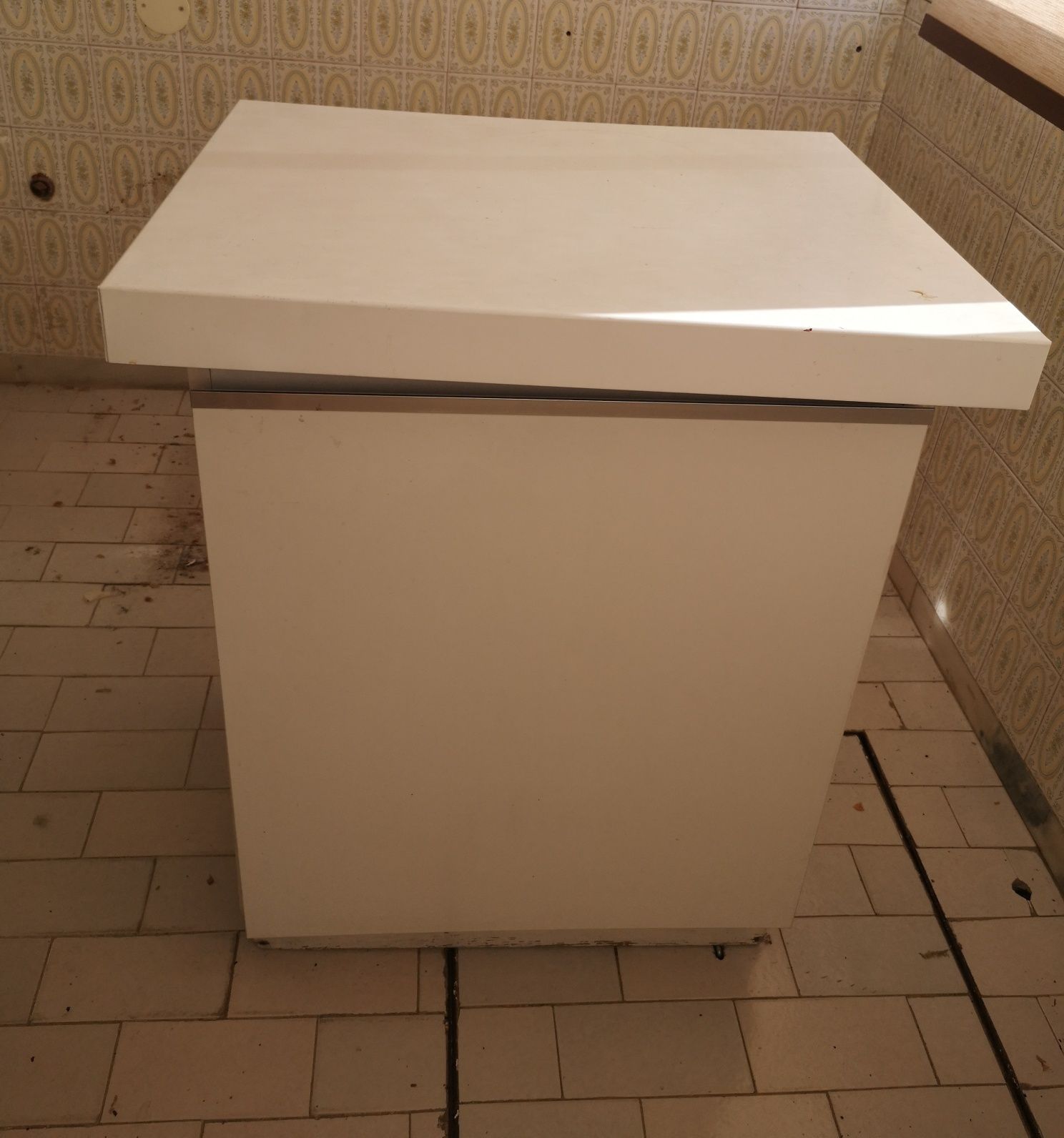 Móvel tanque da roupas