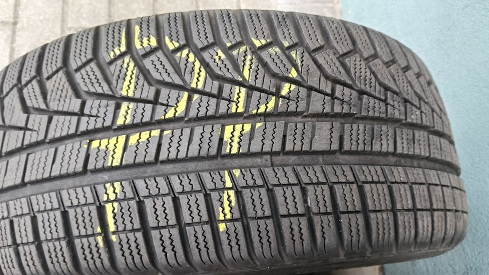Opony zimowe 215/45R16 90H