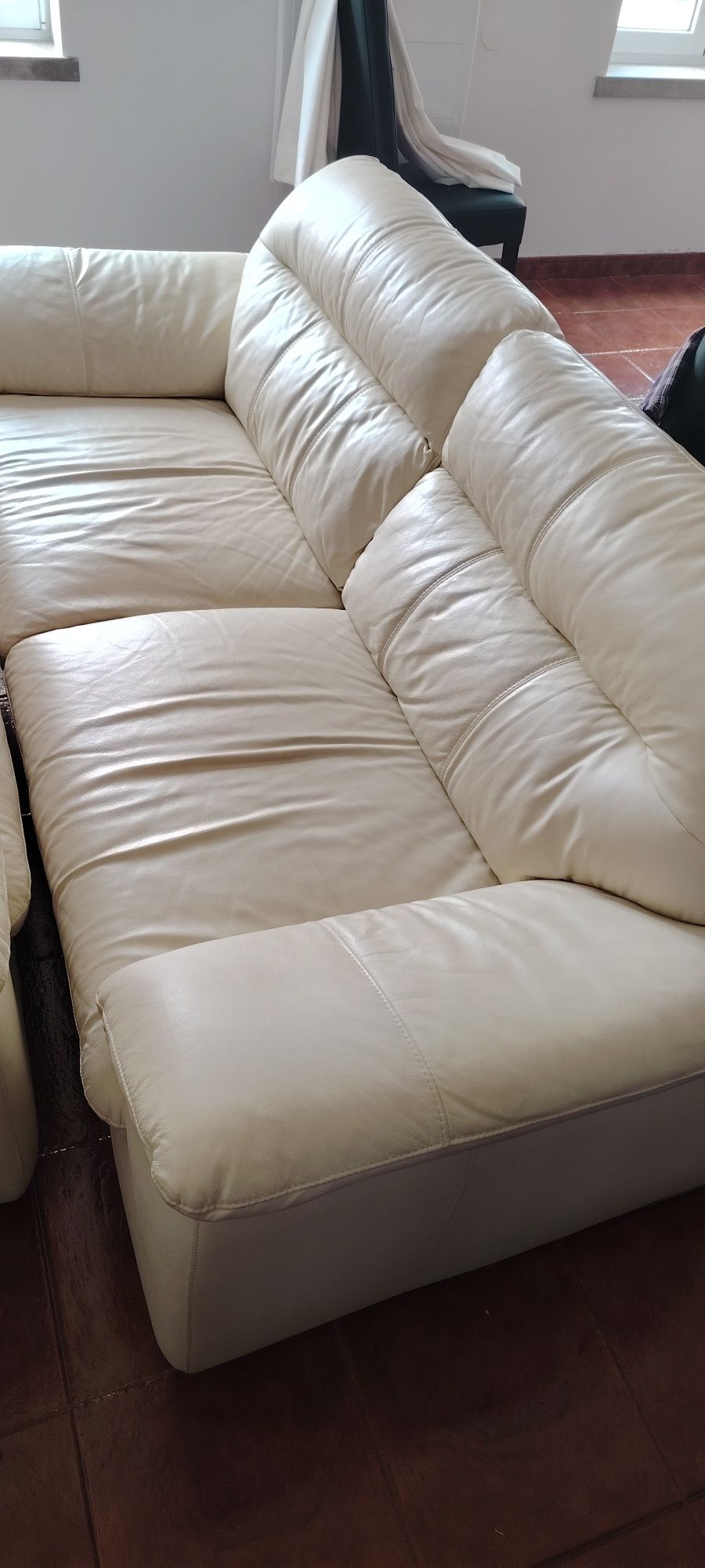 Sofá em pele beje