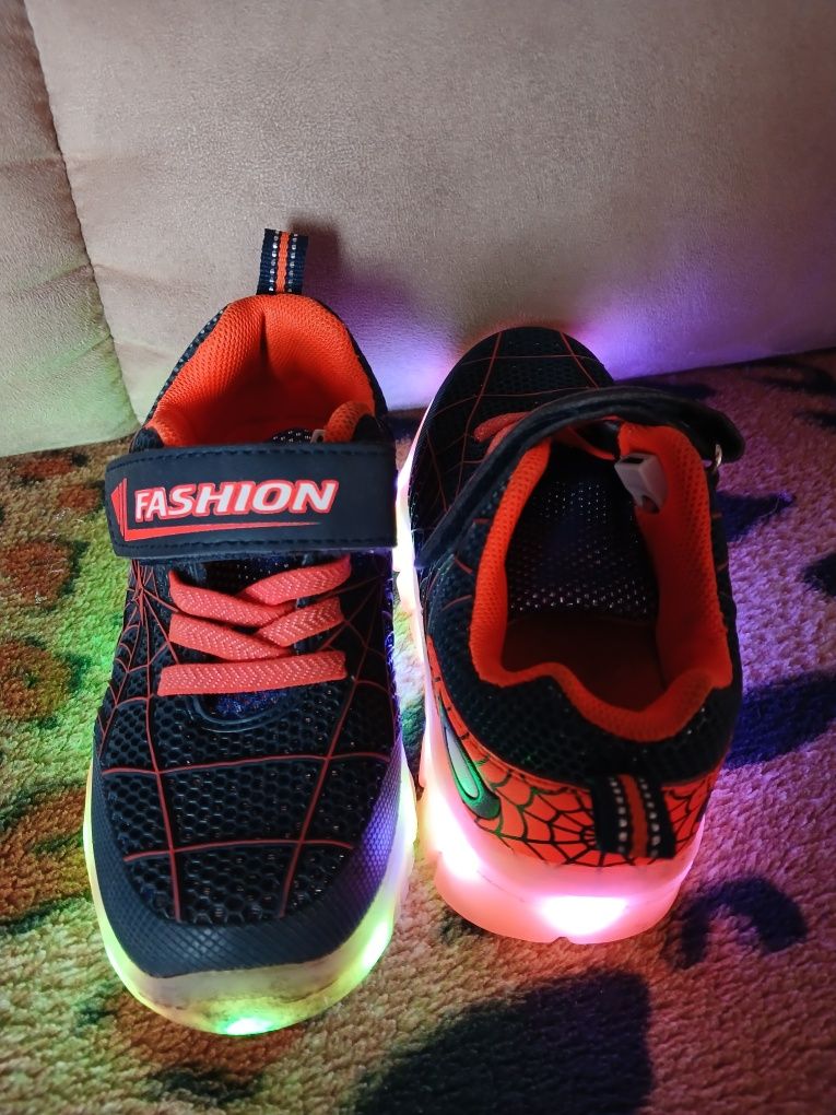 Детские кроссовки с подсветкой размер 17