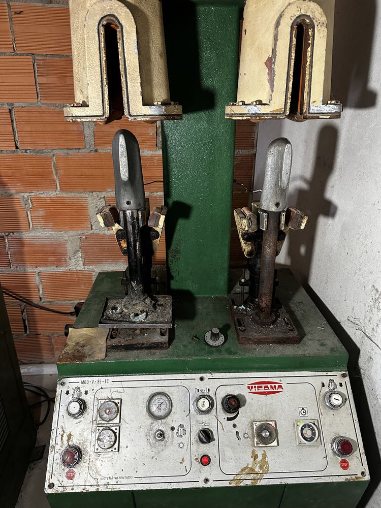 Máquina de moldar contrafortes