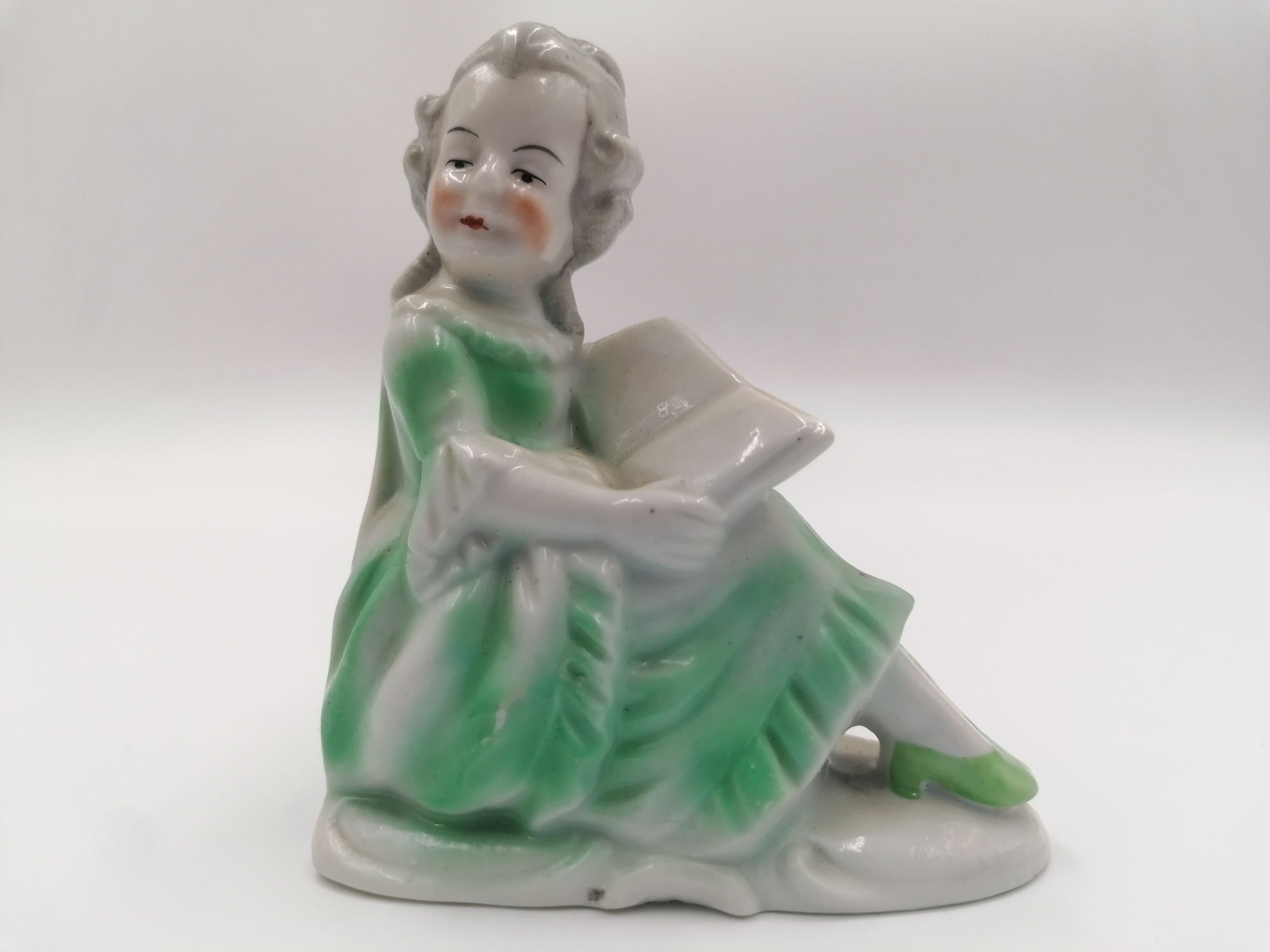 Śliczna stara porcelanaowa numerowana figurka damy z książką