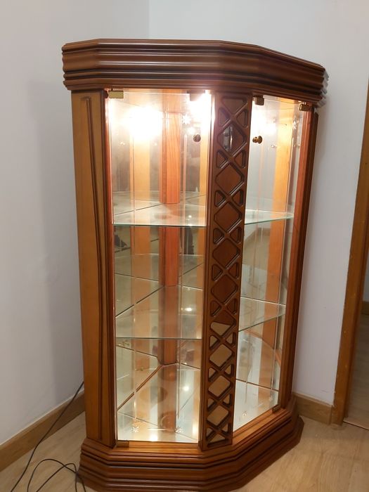 Móvel de canto cristaleira em madeira e vidro com iluminação interior