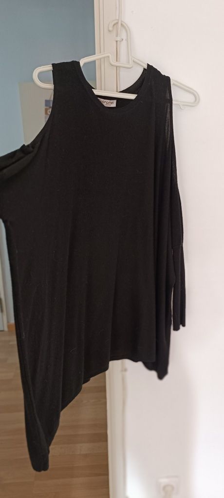 Vestido preto malha aberto nos ombros. Marca Karamel. Usado. Tamanho ú