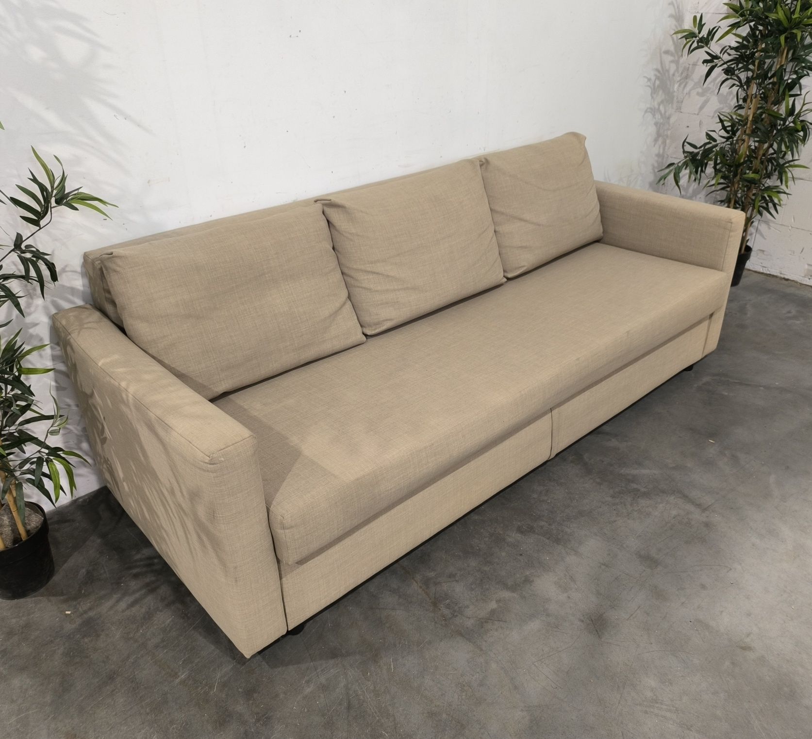 Ładna beżowa sofa z funkcją spania dowóz