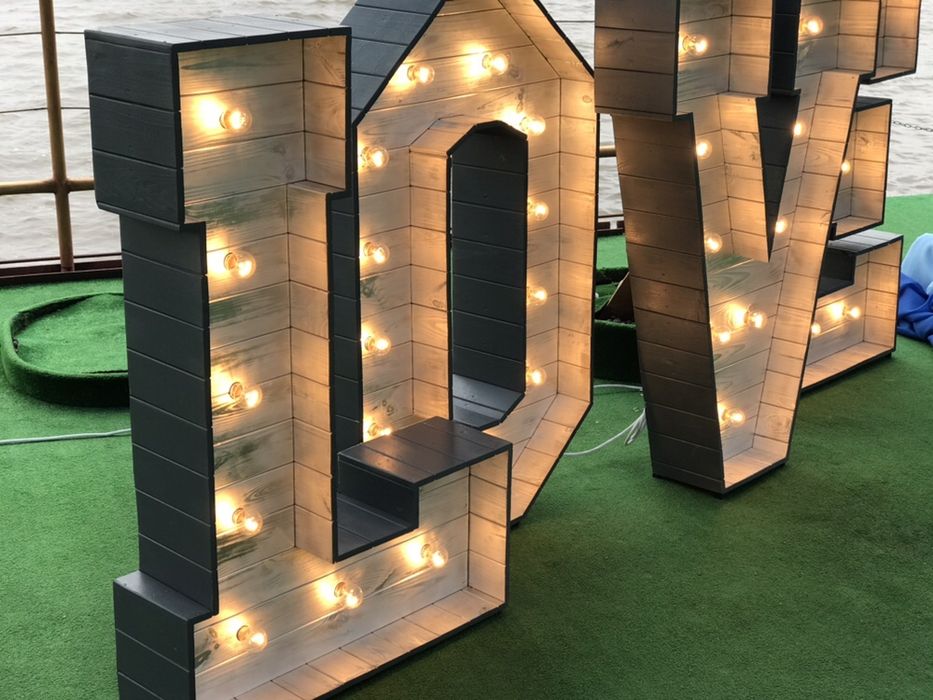 Оренда 3000 грн букви LOVE з лампочками на весілля