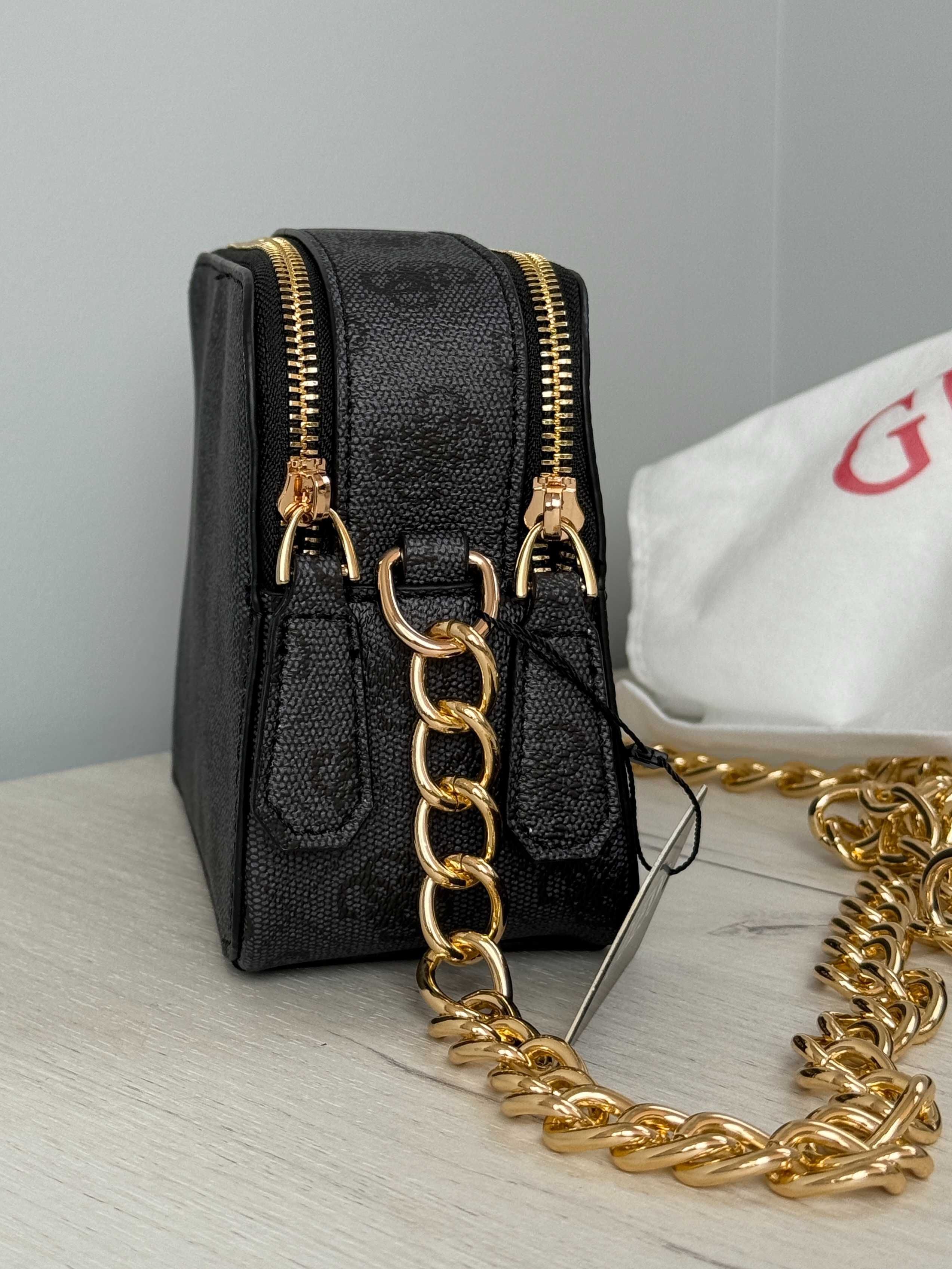 Сумка кросбоді на ланцюжку в стилі бренду guess