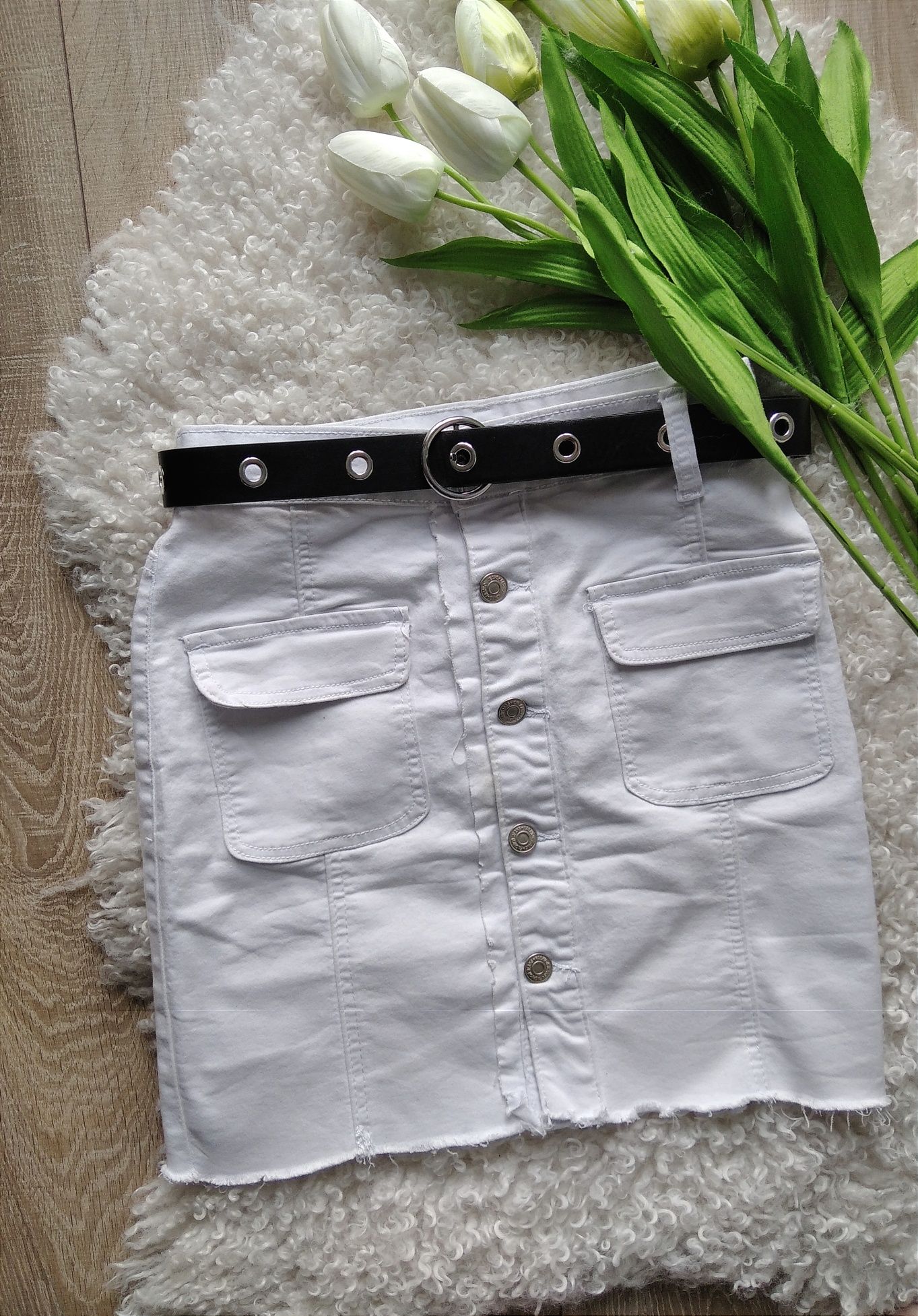 jeansowa spódnica biała z guzikami Bershka