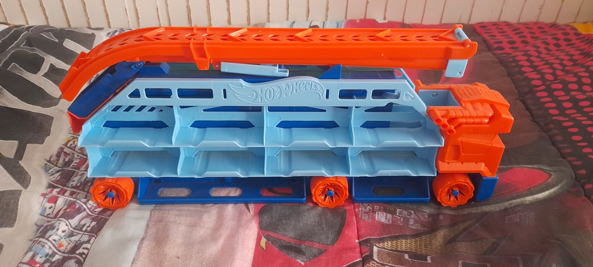 Brinquedos Hot Wheels com expositor, camião e 43 Carros