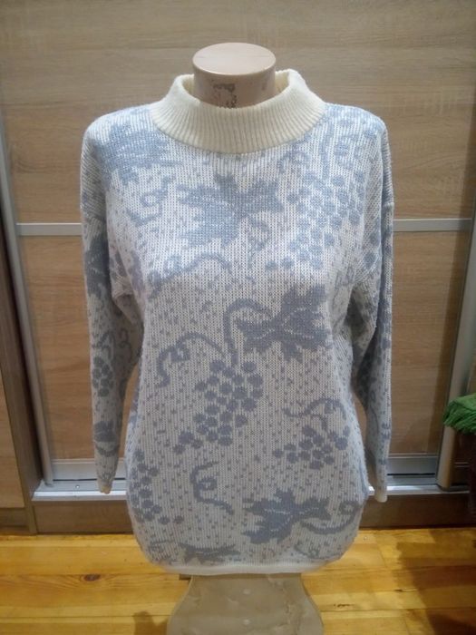 Женский свитер размер м