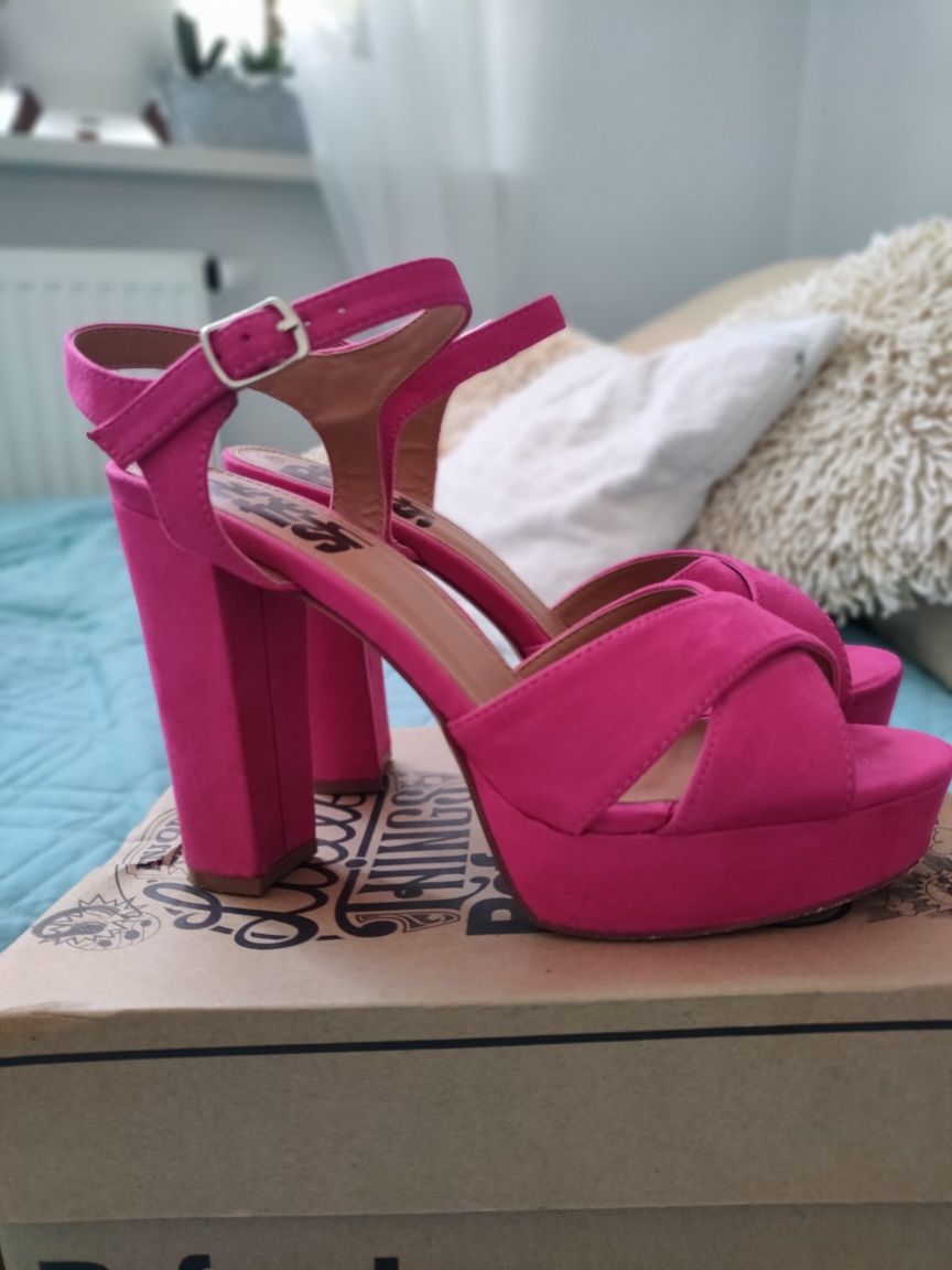 Buty na koturnie