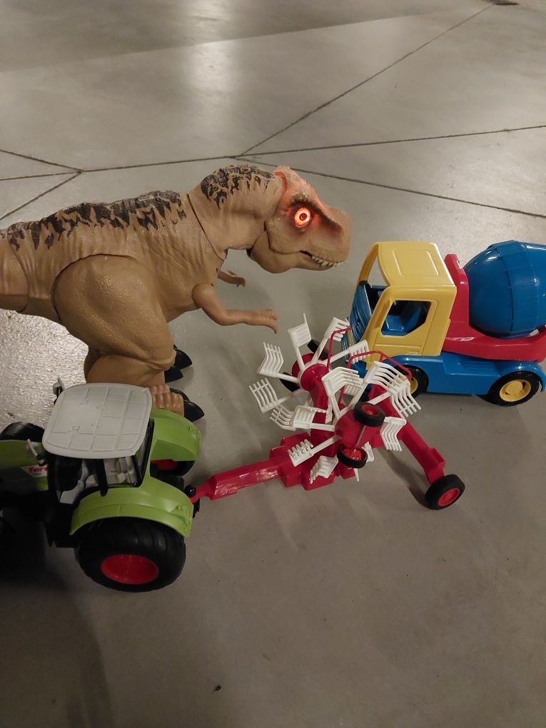 Zabawki, dinozaur, traktor i betoniarka