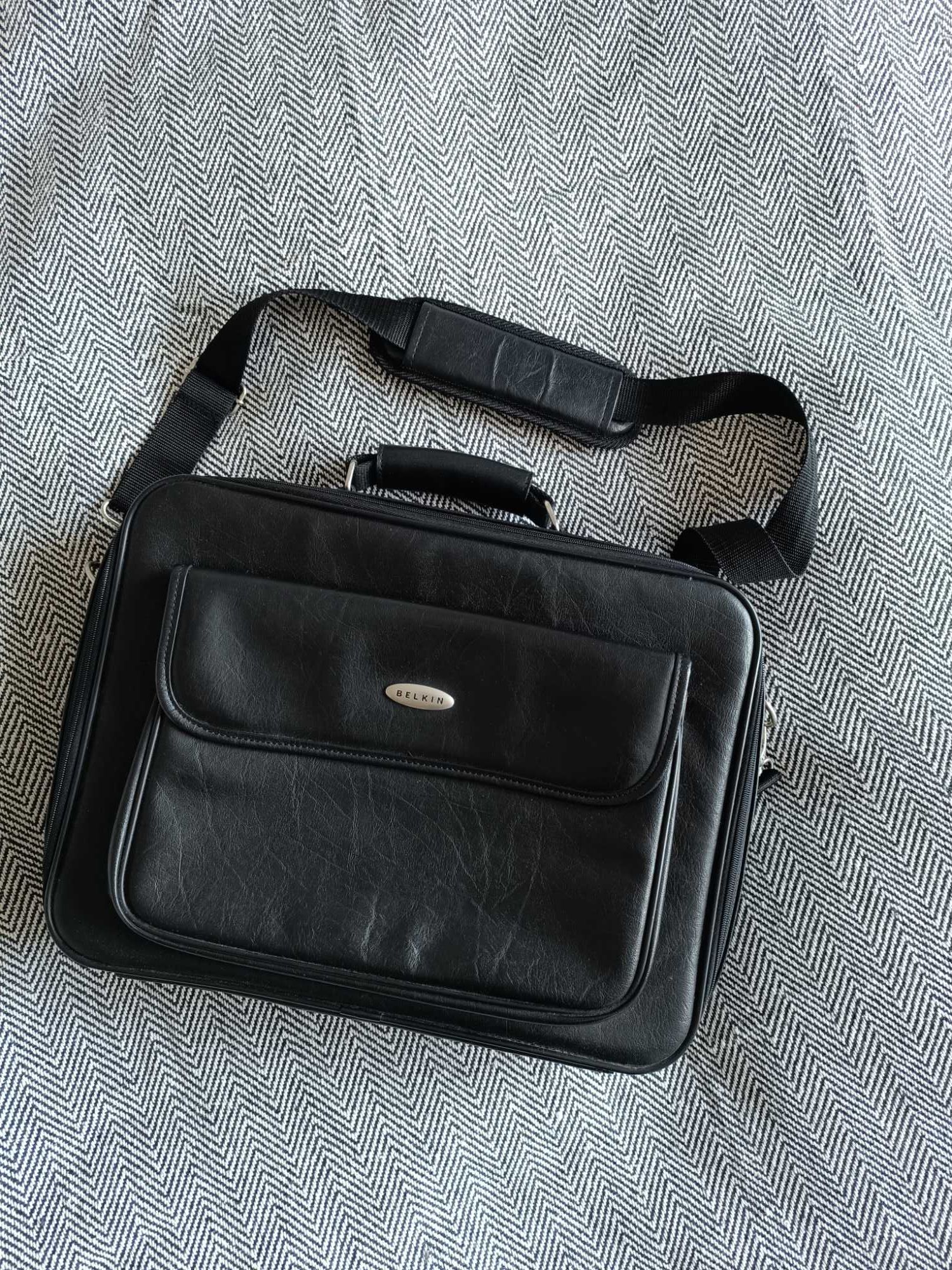 Skórzana torba na laptopa Belkin