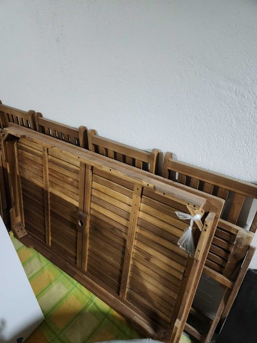 Mesa e cadeiras de jardim