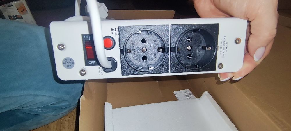 Стабілізатор напруги Real-El Stab Slim-2000 White (EL122400008)