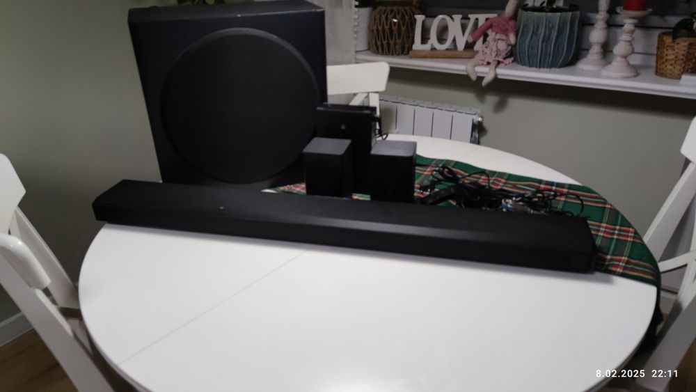 Soundbar Samsung Q800T wraz z dedykowanymi głośnikami przestrzennymi
