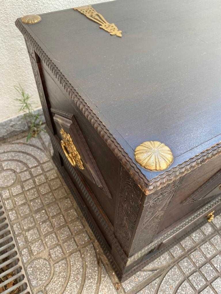 Arca de Madeira com Decoração Dourada