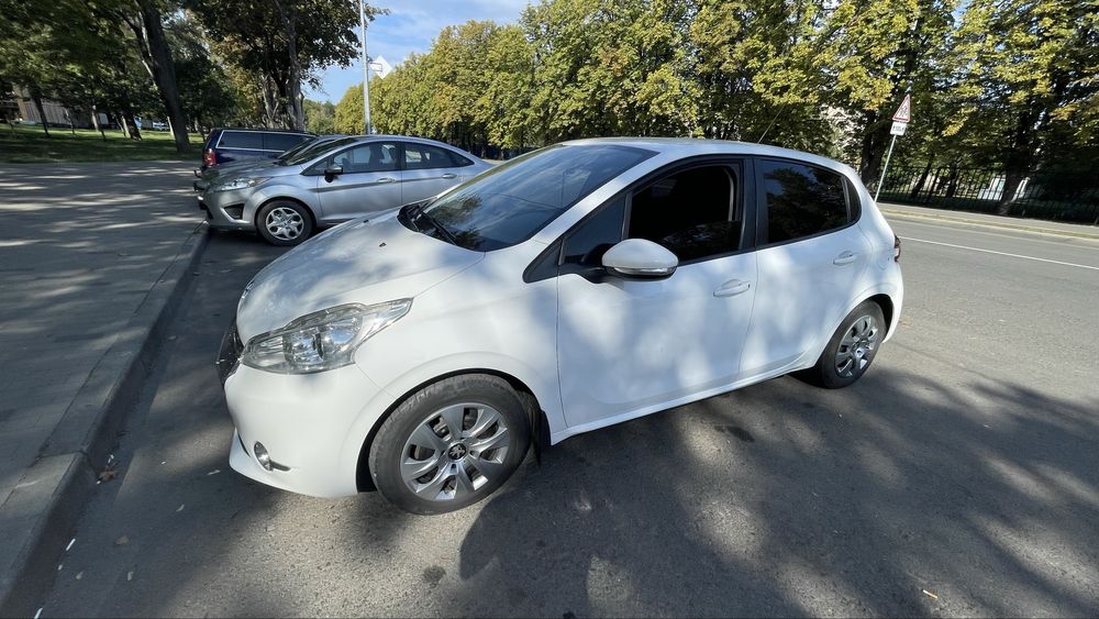 Пежо 208 2013 года