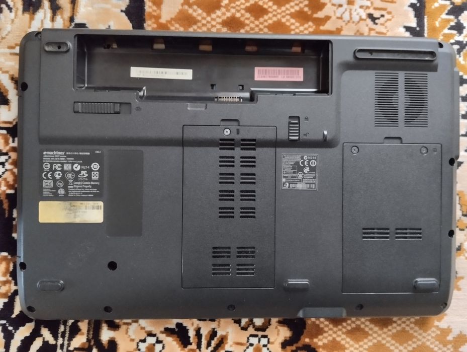 Продам ноутбук Emachines E627 (на запчастини)