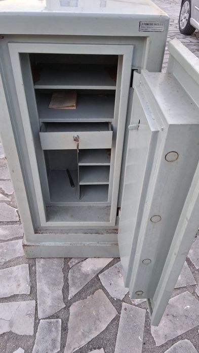 Cofre antigo robusto