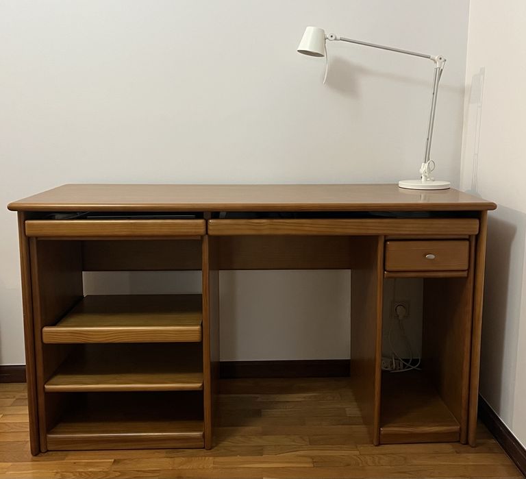 Secretária com arrumação