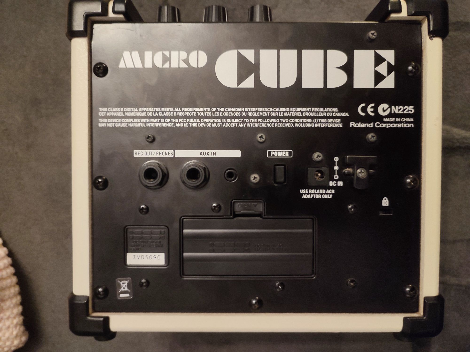 Biały Roland Micro Cube  10 Wh unikat wzmacniacz combo z zasilaczem
