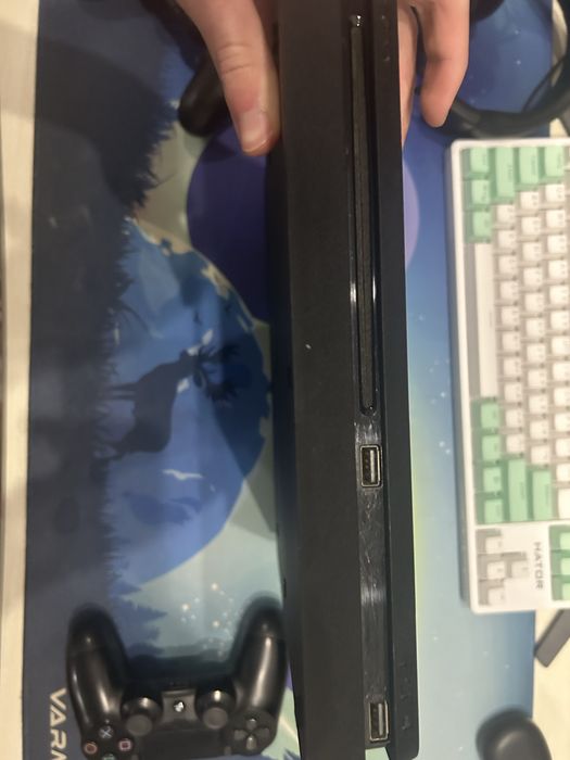 Продам Playstation 4 slim 500gb в хорошем состоянии + джойстик