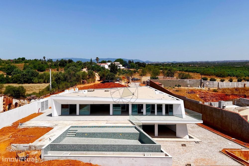 Moradia  de Arquitetura Contemporânea -Pronta a  Habitar  - Montes de