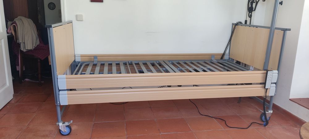Cama Hospitalar Elétrica C/ Elevação - Colchão incluido - COMO NOVO