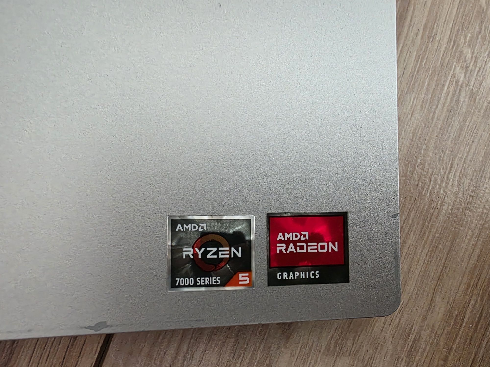 Dell Inspiron 14 – AMD Ryzen, 16GB RAM, 500GB SSD M.2 – Stan dobry