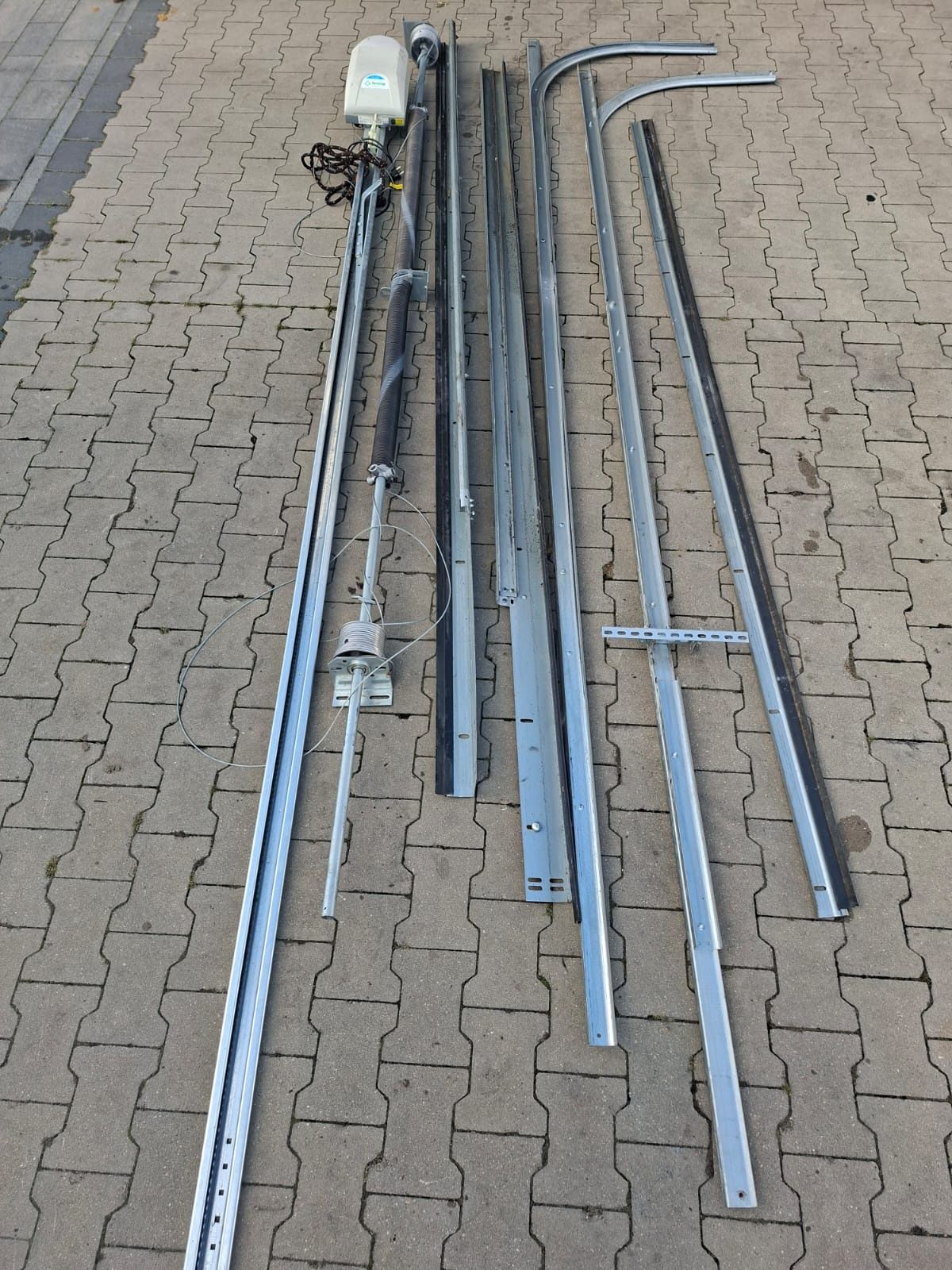 Brama garażowa, segmentowa z napędem